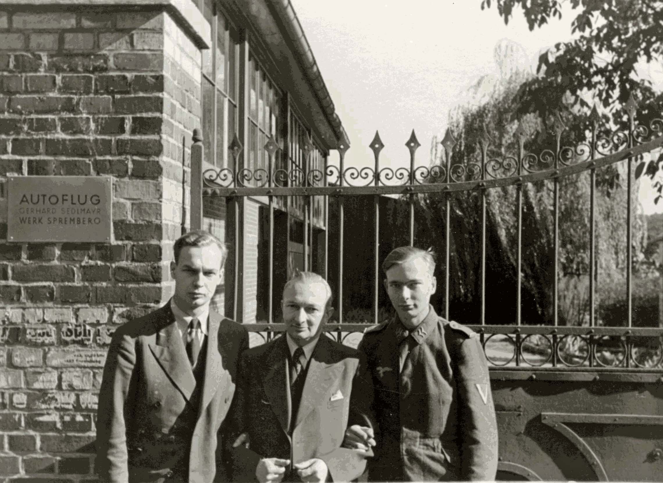 Gerhard Sedlmayr mit Shnen Joachim und Gerhard 1943 - Bild: Firma Autopflug GmbH